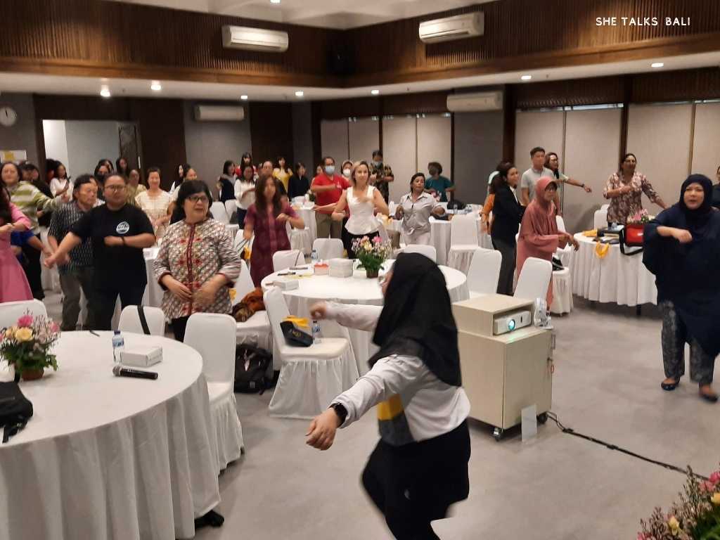 Dengan mayoritas peserta para istri yang sebagian ditemani suami nya
